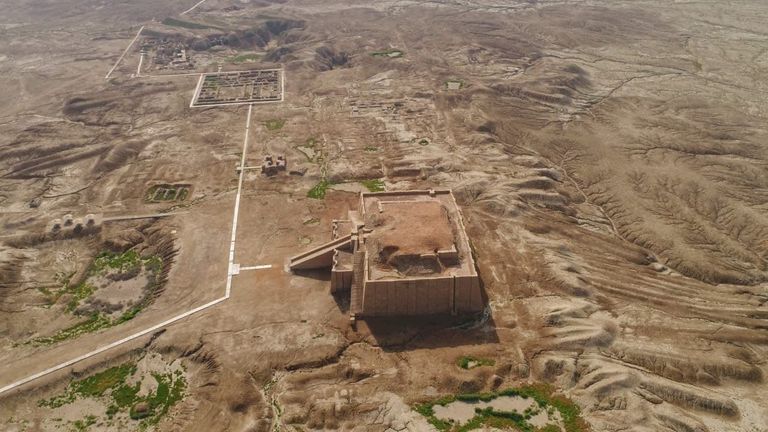 ممرات خشبية عند مدينة أور الأثرية