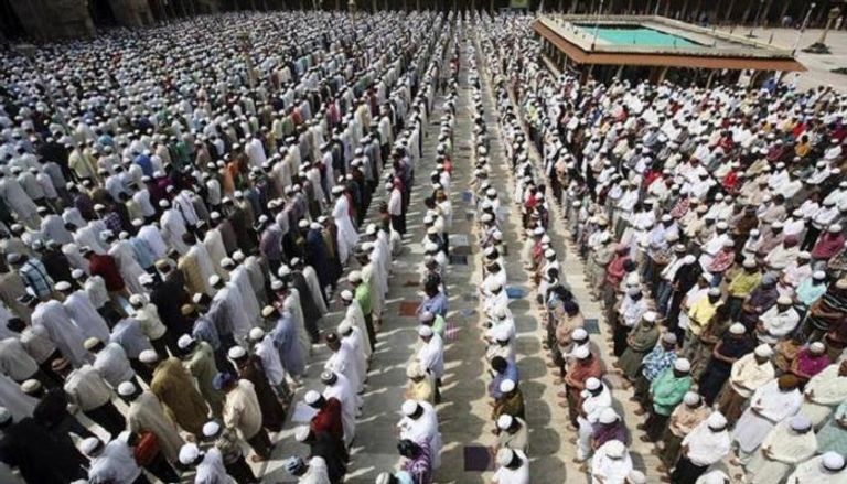 مئات المصلين في نهار شهر رمضان الكريم