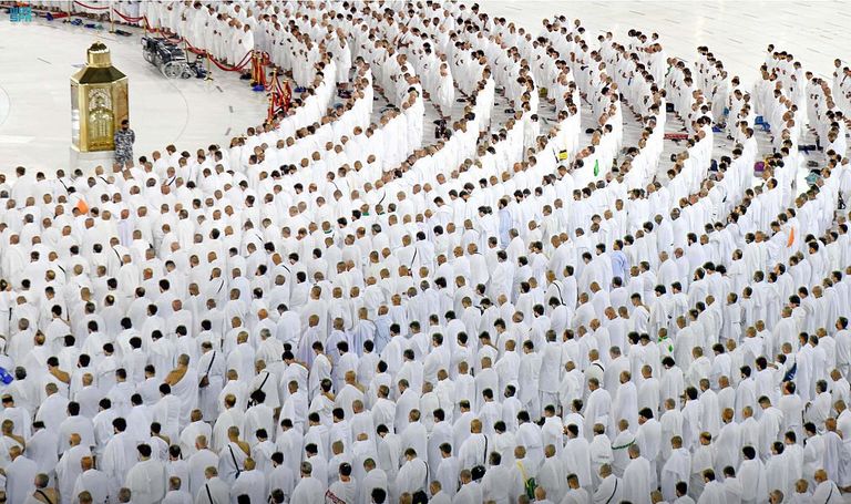 جموع المصلين تؤدي صلاة الفجر بالمسجد الحرام دون