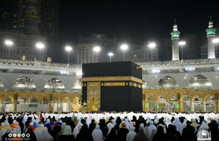 جموع المصلين تؤدي صلاة الفجر بالمسجد الحرام دون