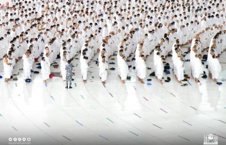 جموع المصلين تؤدي صلاة الفجر بالمسجد الحرام دون