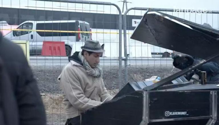 عازف البيانو دافيدي مارتيللو أثناء عزفه للاجئين على الحدود البولندية