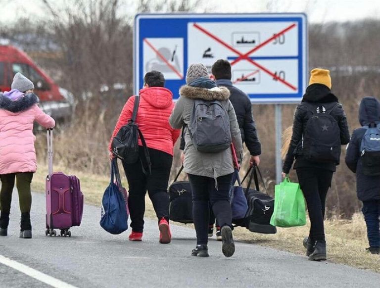 عازف البيانو دافيدي مارتيللو أثناء عزفه للاجئين على الحدود البولندية