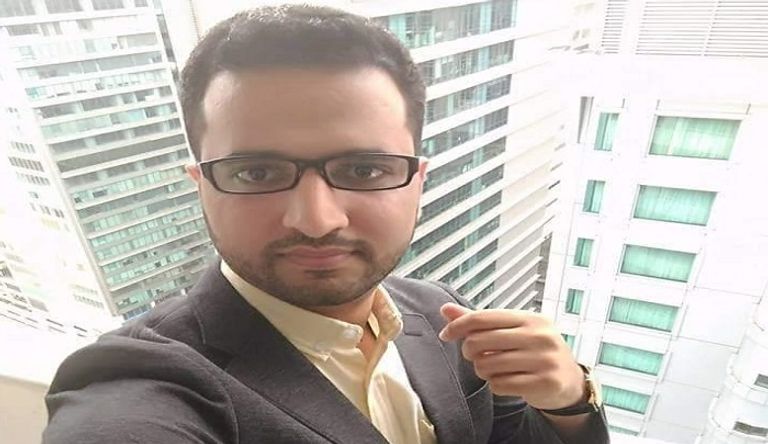 المهندس محفوظ الذي أنهى حياته قناص حوثي لدى عودته إلى حضن أمه