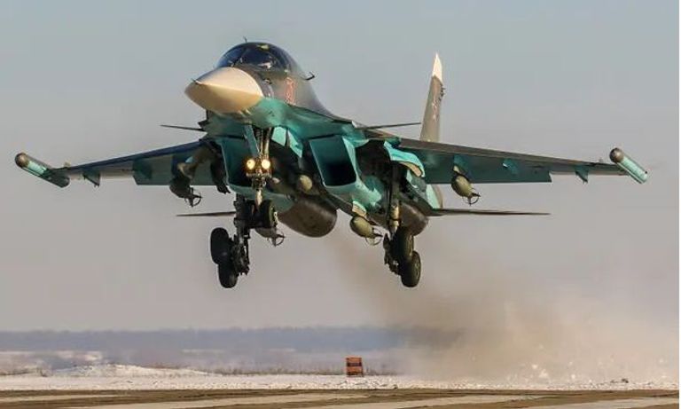 طائرة تقلع في تدريبات تكتيكية للقوات الجوية الروسية مدرعة روسية تحمل صواريخ