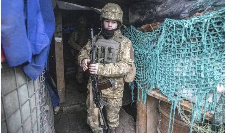 جندي أوكراني متحصن في احد مواقع القتال سكان كييف يشاركون في تدريب عسكري مفتوح للمدنيين