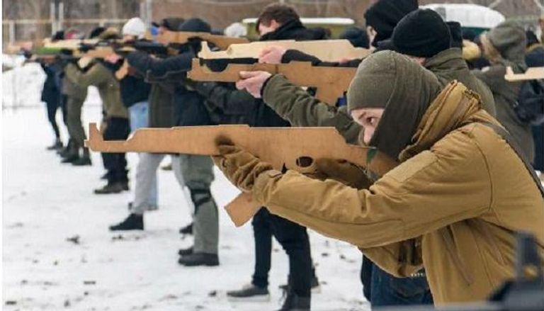 سكان كييف يشاركون في تدريب عسكري مفتوح للمدنيين