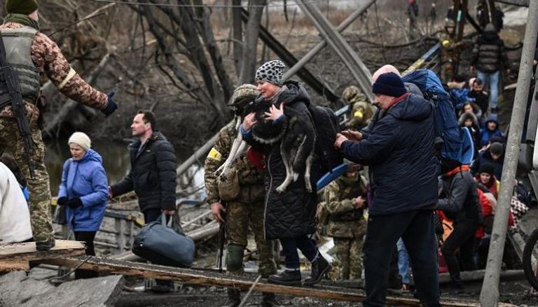 الجيش الأوكراني يساعد المدنيين جراء الحرب - أ.ف.ب