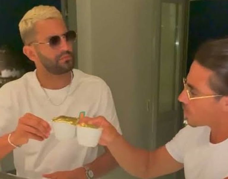 محرز يتناول القهوة رياض محرز نجم مانشستر سيتي