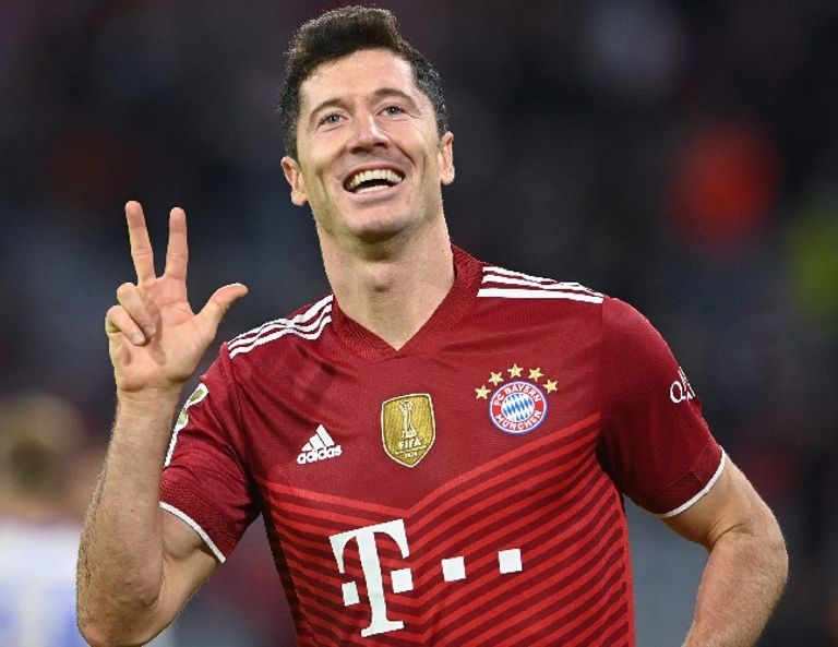 روبرت ليفاندوفسكي محمد صلاح ورياض محرز نجما ليفربول ومانشستر سيتي