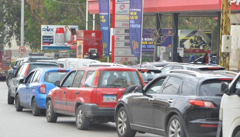 عودة طوابير السيارات أمام محطات الوقود في لبنان .