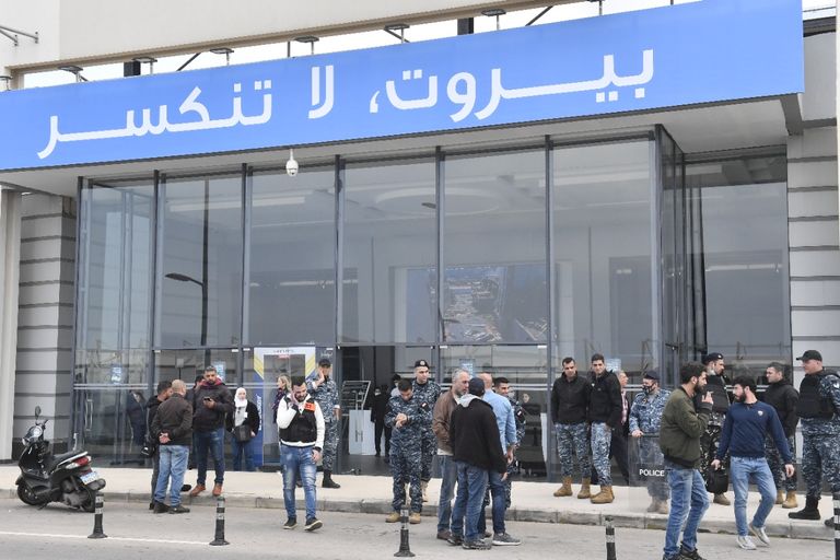 صورة قاسم سليماني في معرض بيروت للكتاب