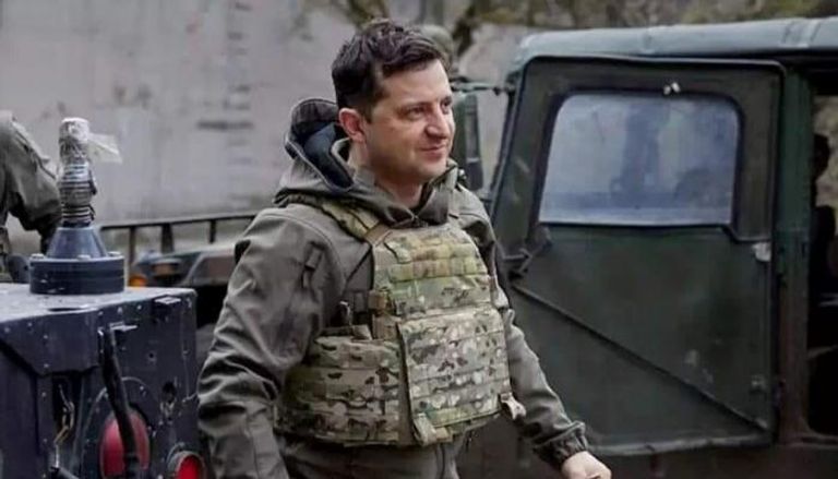 الرئيس الأوكراني بزي عسكري