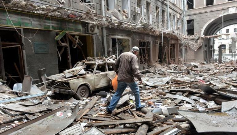 آثار الدمار على مبنى في أوكرانيا
