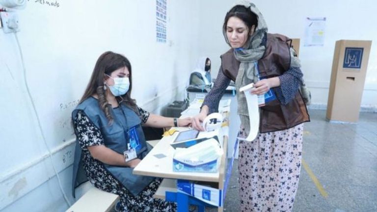 لافتات انتخابية لمرشحات خلال اقتراع أكتوبر 2021