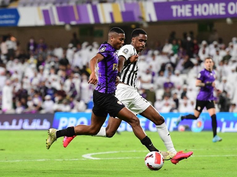 من مباراة العين والجزيرة في نصف نهائي كأس رابطة المحترفين الإماراتية من مباراة شباب الأهلي والوحدة