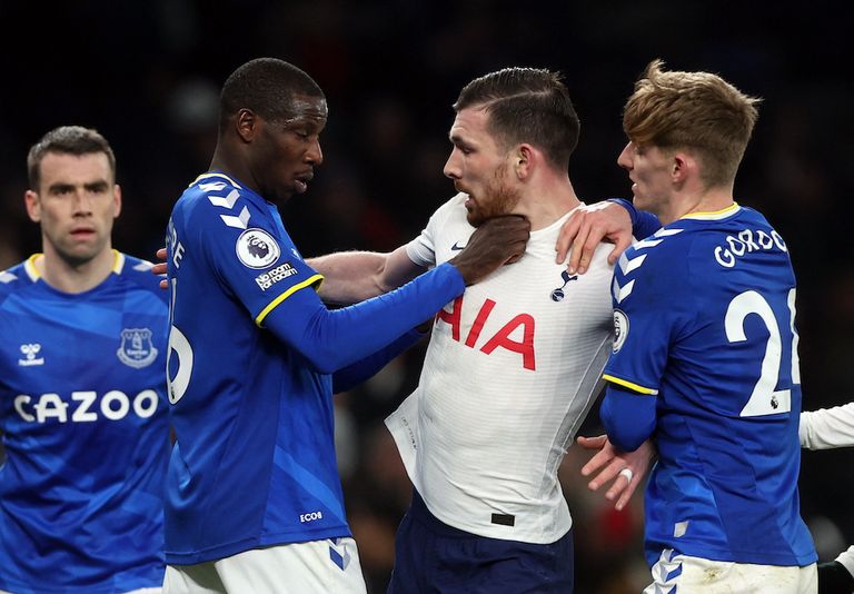 إيفرتون الإنجليزي على حافة الهبوط