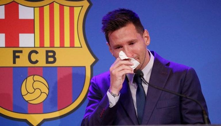 ليونيل ميسي يبكي عند رحيله عن برشلونة