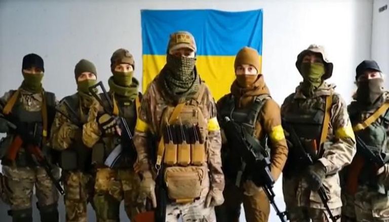 لقطة من فيديو المسلحات الأوكرانيات
