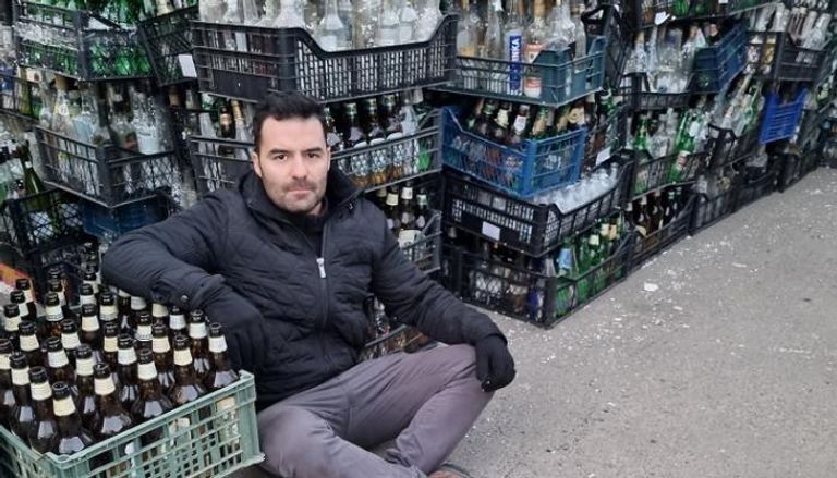 السياسي الأوكراني حوله زجاجات مولوتوف - الجارديان