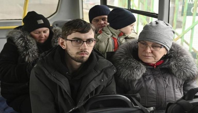 مواطنون أوكرانيون يغادرون مدينة ماريوبول عبر ممر آمن