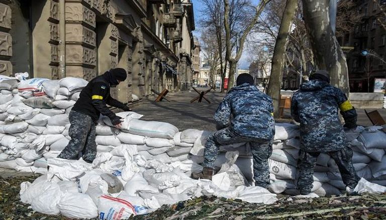 مقاتلون أوكرانيون خلال عملية تحصين العاصمة كييف