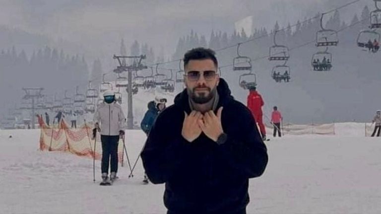 المنقذ البطل إسلام الطفلان كريم وأمير في أحد شوارع أوكرانيا