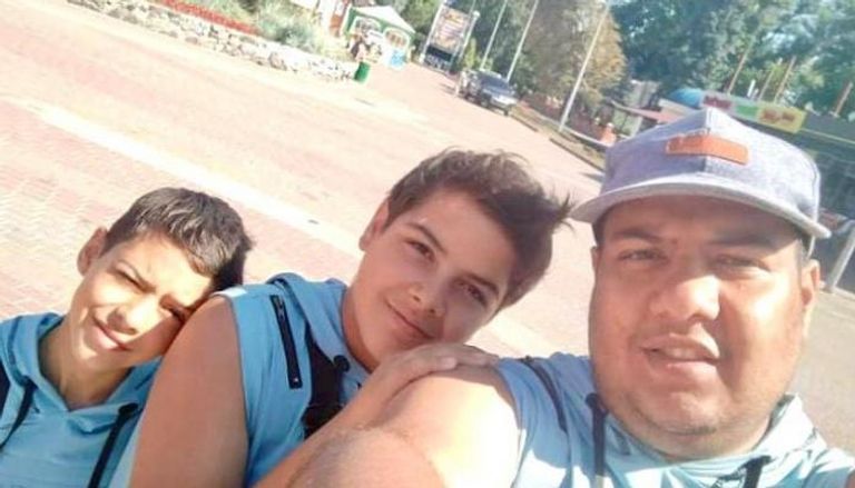 الطفلان كريم وأمير في أحد شوارع أوكرانيا