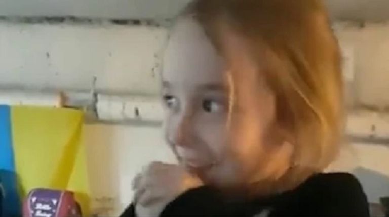 فتاة صغيرة تغني داخل ملجأ في أوكرانيا