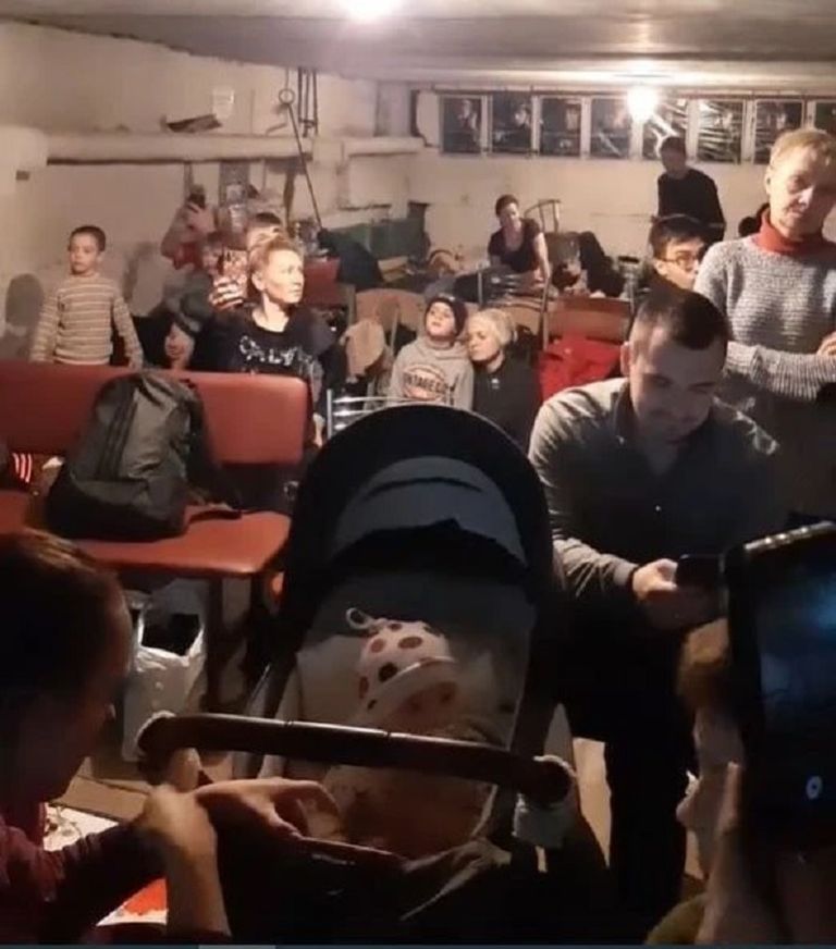 فتاة صغيرة تغني داخل ملجأ في أوكرانيا