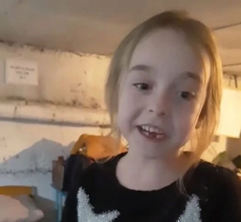 فتاة صغيرة تغني داخل ملجأ في أوكرانيا