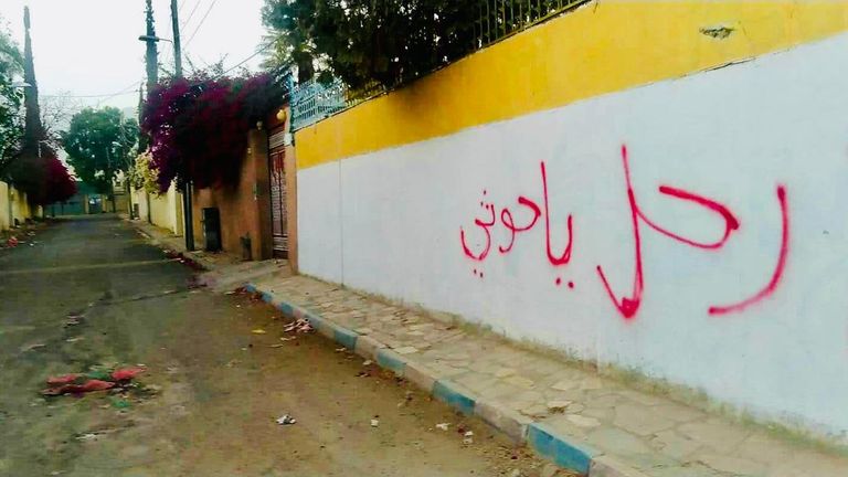 إحدى الجداريات اليمنية الرافضة للحوثي وإيران