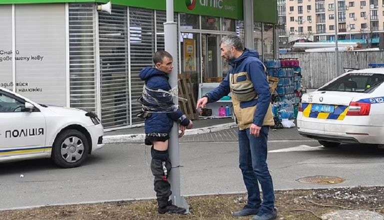 تقييد لص بعمود إنارة في كييف - ديلي ميل