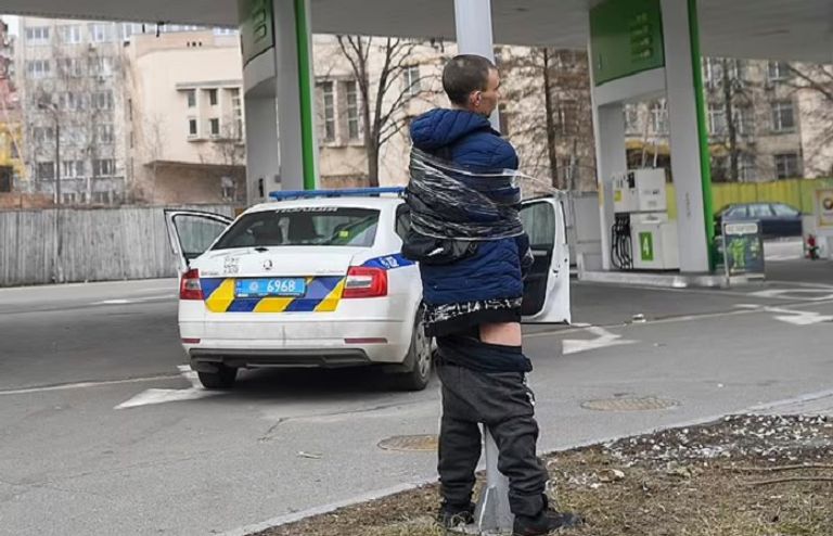 تقييد لص بعمود إنارة في كييف - ديلي ميل