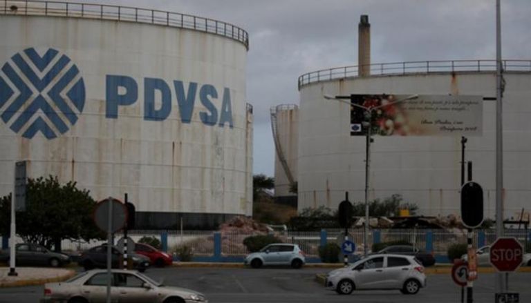 شعار PDVSA في محطة وقود في كاراكاس 