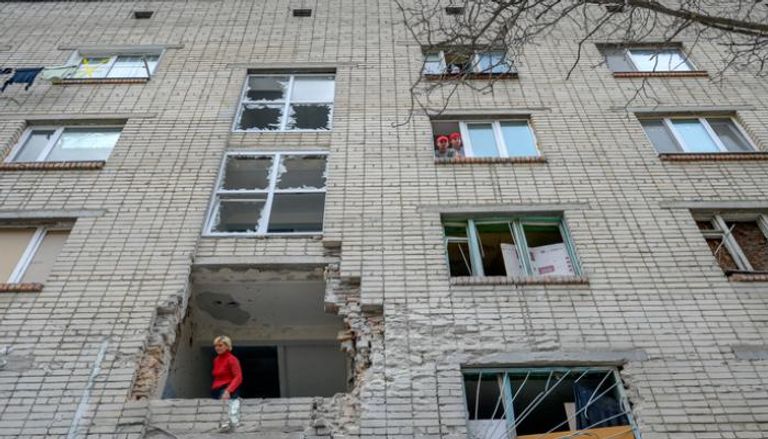 آثار القصف على بناية أوكرانية (أ. ف. ب)