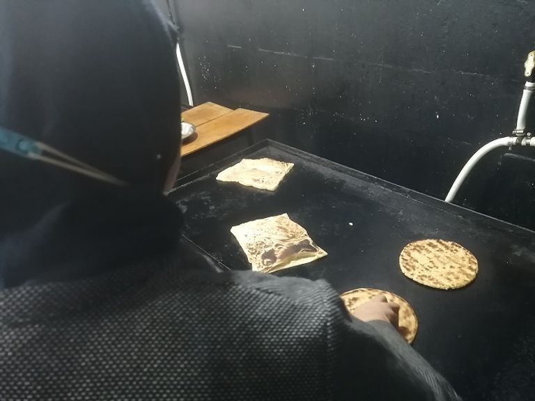 محل سيدة جزائرية لبيع الخبز التقليدي في العاصمة محل سيدة جزائرية لبيع الخبز التقليدي في العاصمة