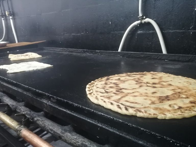 محل سيدة جزائرية لبيع الخبز التقليدي في العاصمة محل سيدة جزائرية لبيع الخبز التقليدي في العاصمة