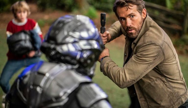 مشهد من فيلم "مشروع آدم" على نتفليكس