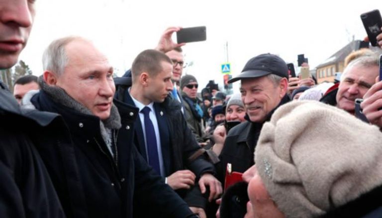 بوتين برفقة حراسته أثناء لقاء روس