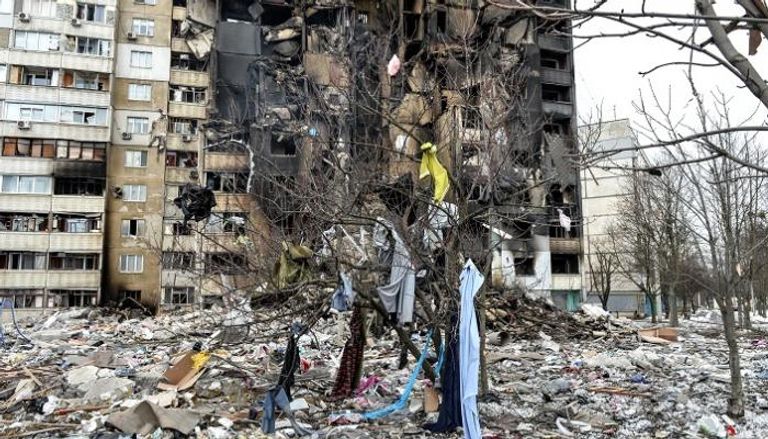 مبنى سكني متضرر من الحرب الروسية الأوكرانية - أ.ف.ب