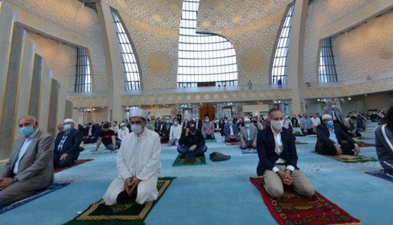 مسلمون يصلون بأحد المساجد في رمضان