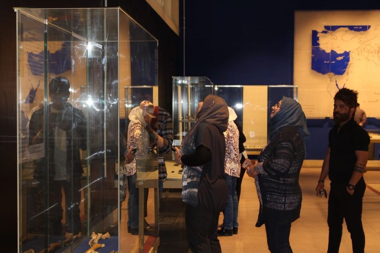 سائحة أجنبية في أروقة المتحف الوطني العراقي بعد افتتاحه