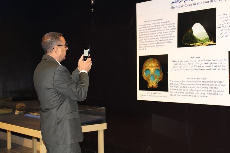 سائحة أجنبية في أروقة المتحف الوطني العراقي بعد افتتاحه