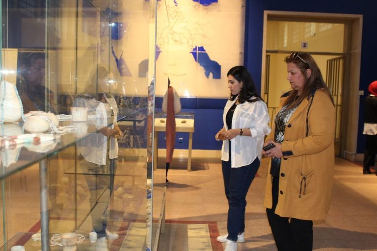 سائحة أجنبية في أروقة المتحف الوطني العراقي بعد افتتاحه