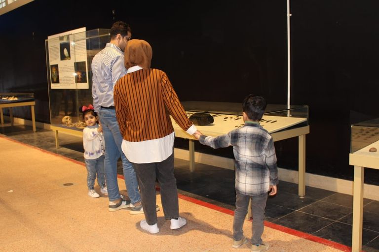 سائحة أجنبية في أروقة المتحف الوطني العراقي بعد افتتاحه