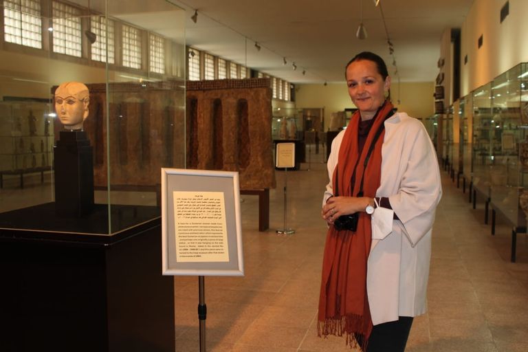 سائحة أجنبية في أروقة المتحف الوطني العراقي بعد افتتاحه