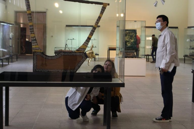 سائحة أجنبية في أروقة المتحف الوطني العراقي بعد افتتاحه