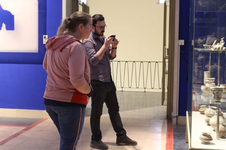 سائحة أجنبية في أروقة المتحف الوطني العراقي بعد افتتاحه