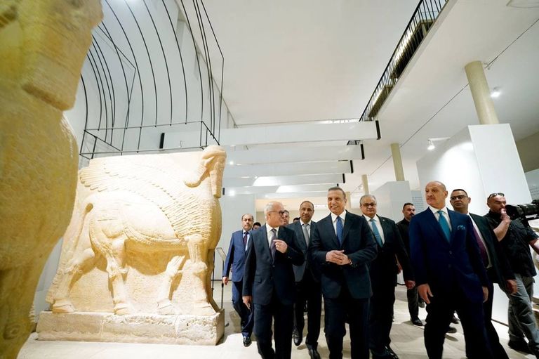 سائحة أجنبية في أروقة المتحف الوطني العراقي بعد افتتاحه